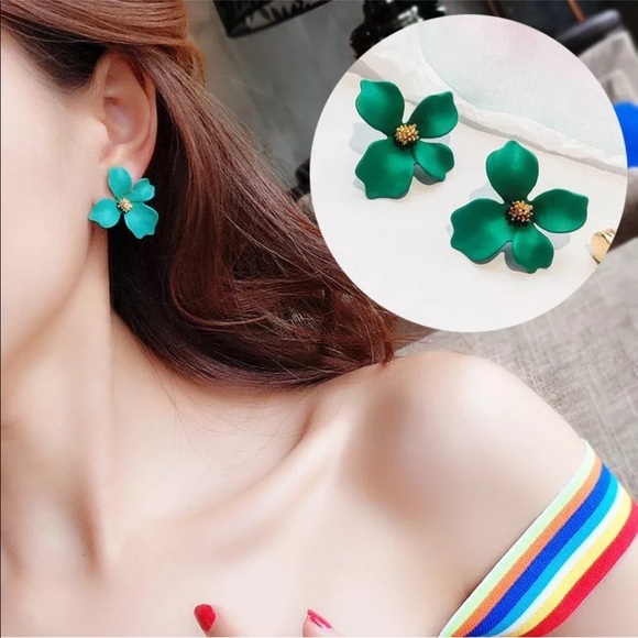 GREEN Flower Stud Earrings 🌸 - Picture 2 of 8